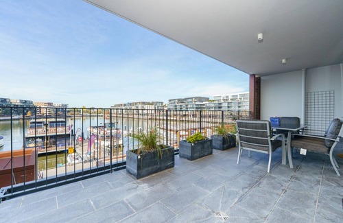 Kingston Apartment | Vibrant Stay with Lakeside Charm in Kingston