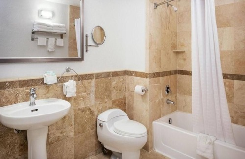 Little Italy Hotel | Vibrant Two Queens Room Near San Diego Harbor – Walkable Little Italy Stay