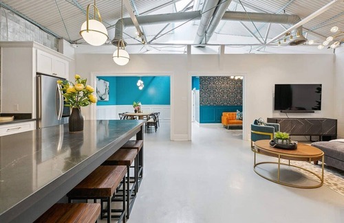East Riverside House | Vibrant Uptown 5BD. Artist's Dream Home!
