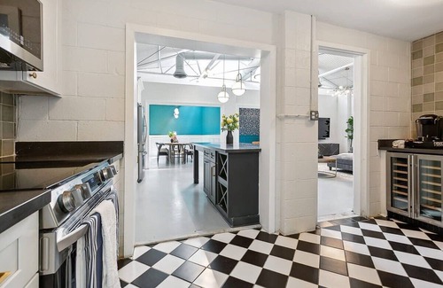 East Riverside House | Vibrant Uptown 5BD. Artist's Dream Home!
