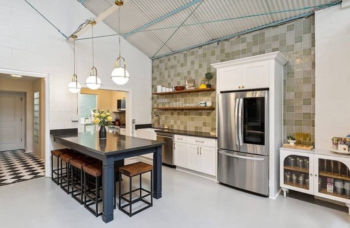 East Riverside House | Vibrant Uptown 5BD. Artist's Dream Home!