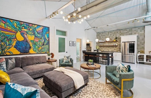 East Riverside House | Vibrant Uptown 5BD. Artist's Dream Home!
