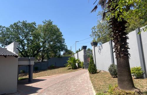 Greater Johannesburg Metropolitan Area House | Vic's place - With backup power