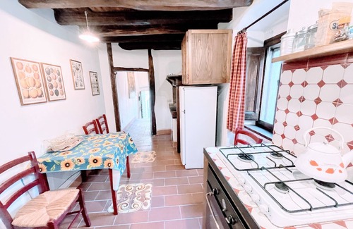 Strettura House | Vicolo - sleeps 5 with air con, wifi, balcony for dining and pool