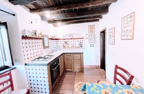 Strettura House | Vicolo - sleeps 5 with air con, wifi, balcony for dining and pool