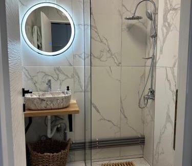 Resita Apartment | Victoria 1 Room Apartment- Self Check in 24h