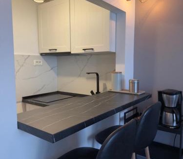 Resita Apartment | Victoria 1 Room Apartment- Self Check in 24h