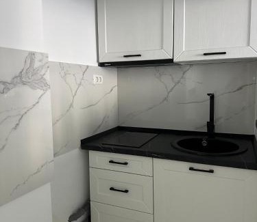 Resita Apartment | Victoria 1 Room Apartment- Self Check in 24h