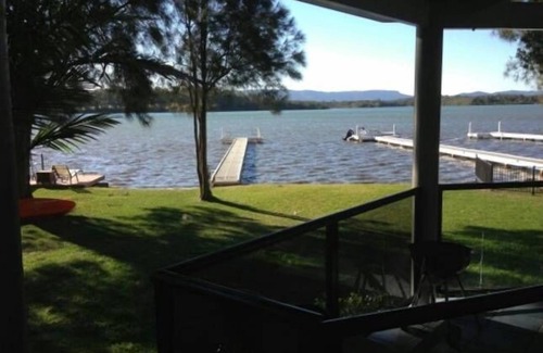 Bonnells Bay House | Victoria Lakeside House