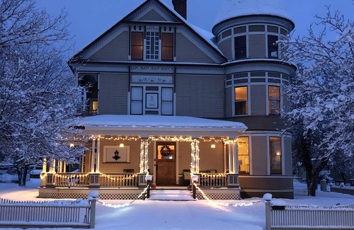 Yreka House | Victorian Mansion Newly Renovated. Sleeps 16. Two kitchens.