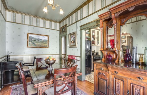 Downtown Apartment | VICTORIAN PARADISE WITH INTELLIBED BED IN DOWNTOWN CAMPBELL