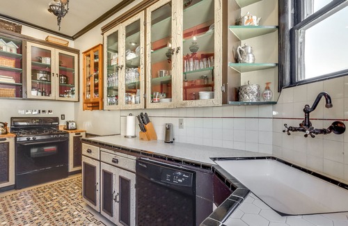 Downtown Apartment | VICTORIAN PARADISE WITH INTELLIBED BED IN DOWNTOWN CAMPBELL