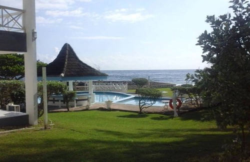 Ocho Rios Bed & Breakfast | View of the Ocean Resort – Kingsize Bed 2