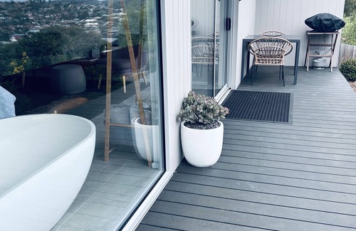 Lindisfarne Apartment | View Studio - Amazing Views, Stone Bath, King Bed