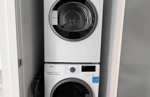 South Tacoma Apartment | View-W/D-Queen-SmartTV-FastWIFI