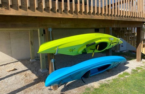 Branson Cabin | Views! Lakefront Hot Tub, Kayaks, Firepit, & Pool! Disc Golf, Park, & Playground