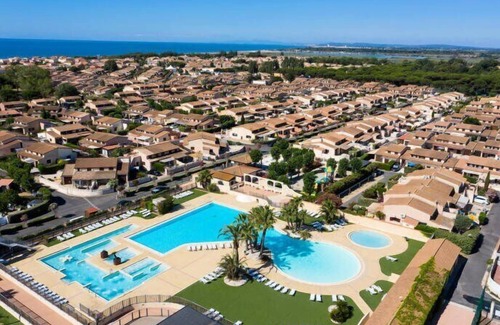Portiragnes-Plage House | Villa airconditioned located in the secured residence "Les Tamaris" only 350m from the sea, wifi,.