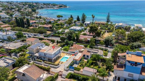 Fontane Bianche Villa | Villa Almarè with pool near the beach