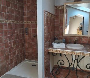 Sigean Bed & Breakfast | VILLA ARTEMIA Maison vigneronne - chambre d hôtes-B&B-piscine et spa