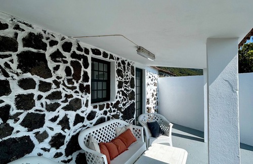 Lajes do Pico Villa | Villa 'Casa Ponta Do Biscoito' with Sea View, Private Garden and Wi-Fi
