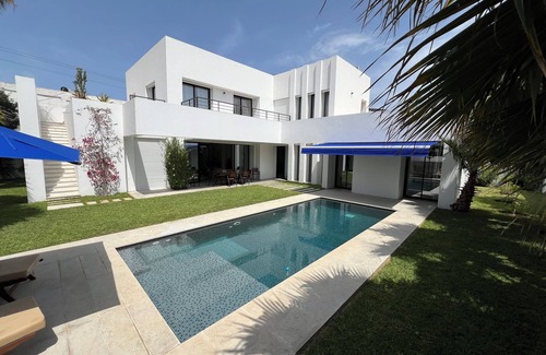 La Soukra Villa | Villa Dar Henda contemporary villa of 350m2 with swimming pool La Soukra