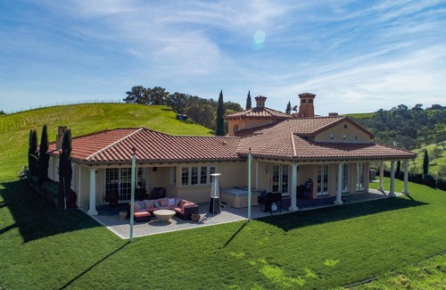 Templeton House | Villa de Lucca - A Vineyard Estate
