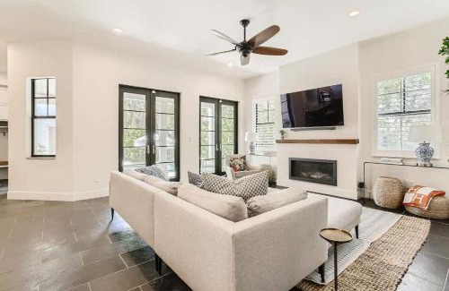 Flamingo Parks House | Villa del Flamingo - Modern Living & Poolside Escape in Flamingo Park