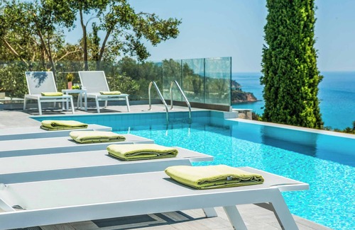 Vlachata Villa | Villa Della Luna - Three Bedroom Villa, Sleeps 6
