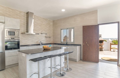 Barbate House | Villa 'El Olivar 1' with Mountain Views, Wi-Fi and Air Conditioning