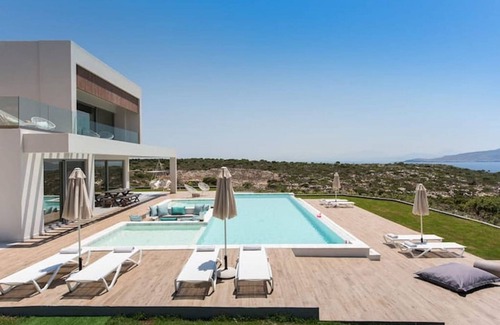 Akrotiri Villa | Villa Elagancia - next to Marathi beach.