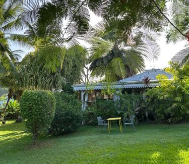 Le Diamant Ski Chalet | Villa Gaïa - Bungalow Ti-Zen et son jacuzzi niché dans un jardin tropical, séjour en amoureux