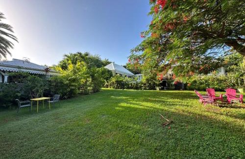 Le Diamant Ski Chalet | Villa Gaïa - Bungalow Ti-Zen et son jacuzzi niché dans un jardin tropical, séjour en amoureux