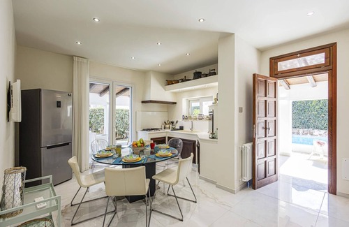 Carrozziere Villa | Villa Giloma by Villa Plus