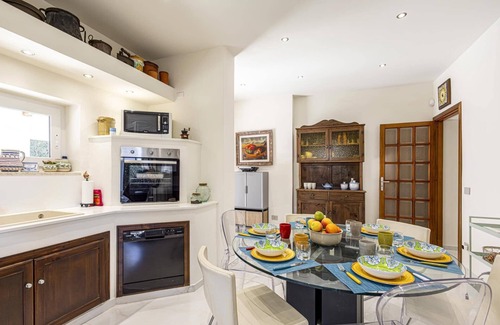 Carrozziere Villa | Villa Giloma by Villa Plus