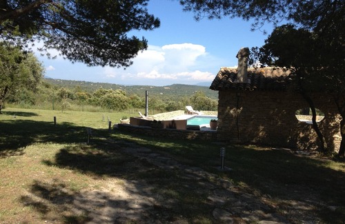 Cabrieres-d'Avignon Villa | Villa in a beautiful setting with views, very quiet. Large fenced property
