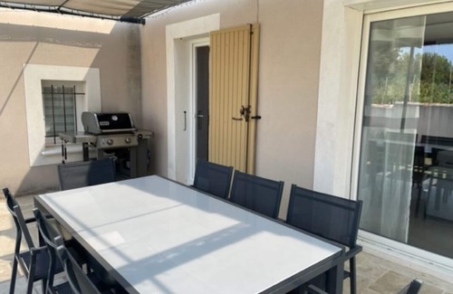 Caumont-sur-Durance Villa | Villa in the countryside - with heated pool and garden - sleeps 8