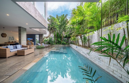 Petitenget Villa | Villa Jekumah 2 - 1 minute walk to restaurants at Seminyak