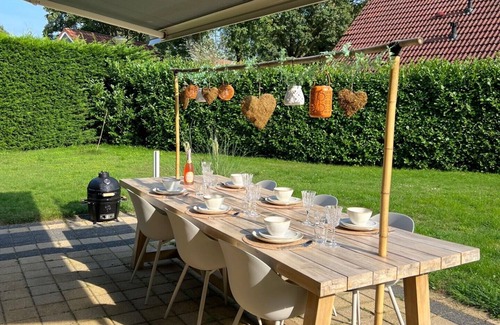 Wijchen House | Villa June Rosy, Heerlijk Huis in een Bosrijke Omgeving Vlakbij Nijmegen