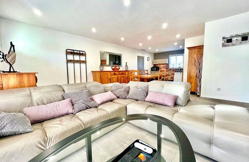 Istres House | Villa "L'Oustau Degio" - Swimming pool, 4 bedrooms, 6 beds, 2 bathrooms, 8 p
