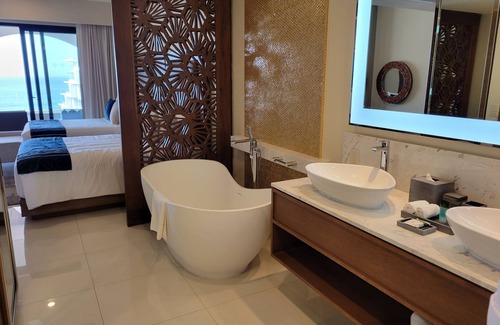 Ciudad Constitucion Resort | Villa la Valencia's spacious suites with a modern contemporary design.