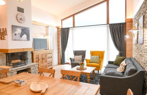 Razlog Villa | Villa Letizia with Jacuzzi near the Pirin Golf Resort