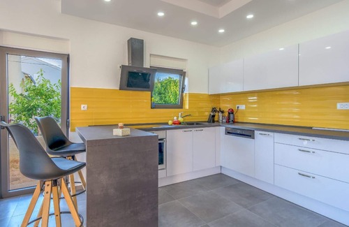 Turanj House | Villa "Lu-Ma" with view of the water