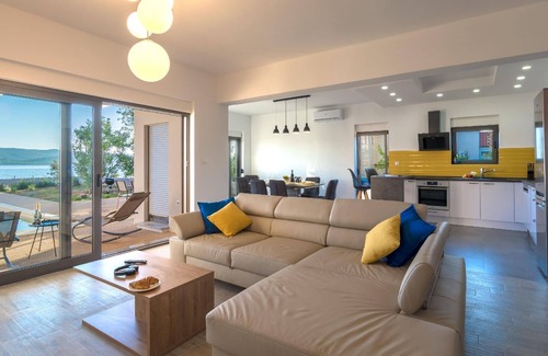 Turanj House | Villa "Lu-Ma" with view of the water