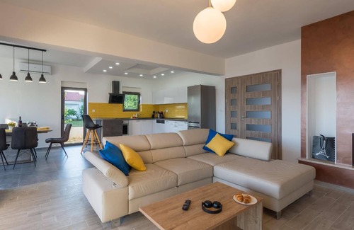 Turanj House | Villa "Lu-Ma" with view of the water