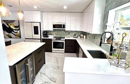 Rustic Oaks House | Villa Luxe ~ heated saltwater pool ~near famous beaches