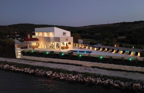 Ljubac Villa | Villa Maritime - Exklusive Strandvilla mit beheiztem Pool, Grillhütte & Meerblick bei Zadar