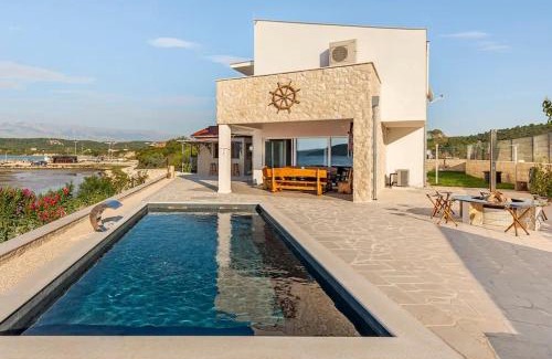Ljubac Villa | Villa Maritime - Exklusive Strandvilla mit beheiztem Pool, Grillhütte & Meerblick bei Zadar