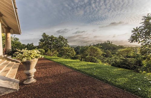 Kathaluwa Apartment | Villa Mayurana - Deluxe Suite with partial lake viewn