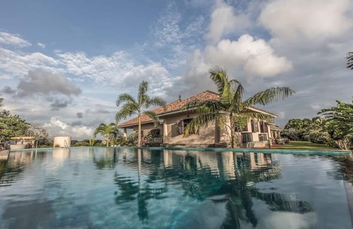 Kathaluwa Apartment | Villa Mayurana - Deluxe Suite with partial lake viewn