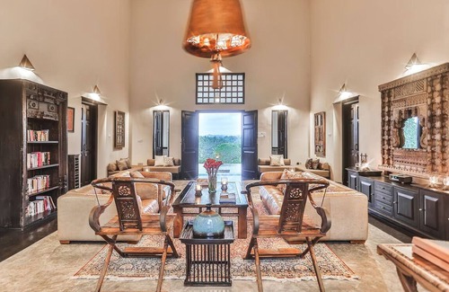 Kathaluwa Apartment | Villa Mayurana - Deluxe Suite with partial lake viewn